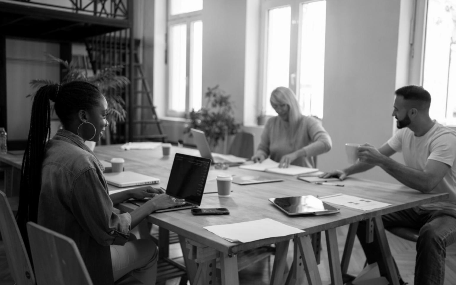 Espace de consultation chaleureux avec des livres et plantes, représentant notre approche bienveillante du développement personnel